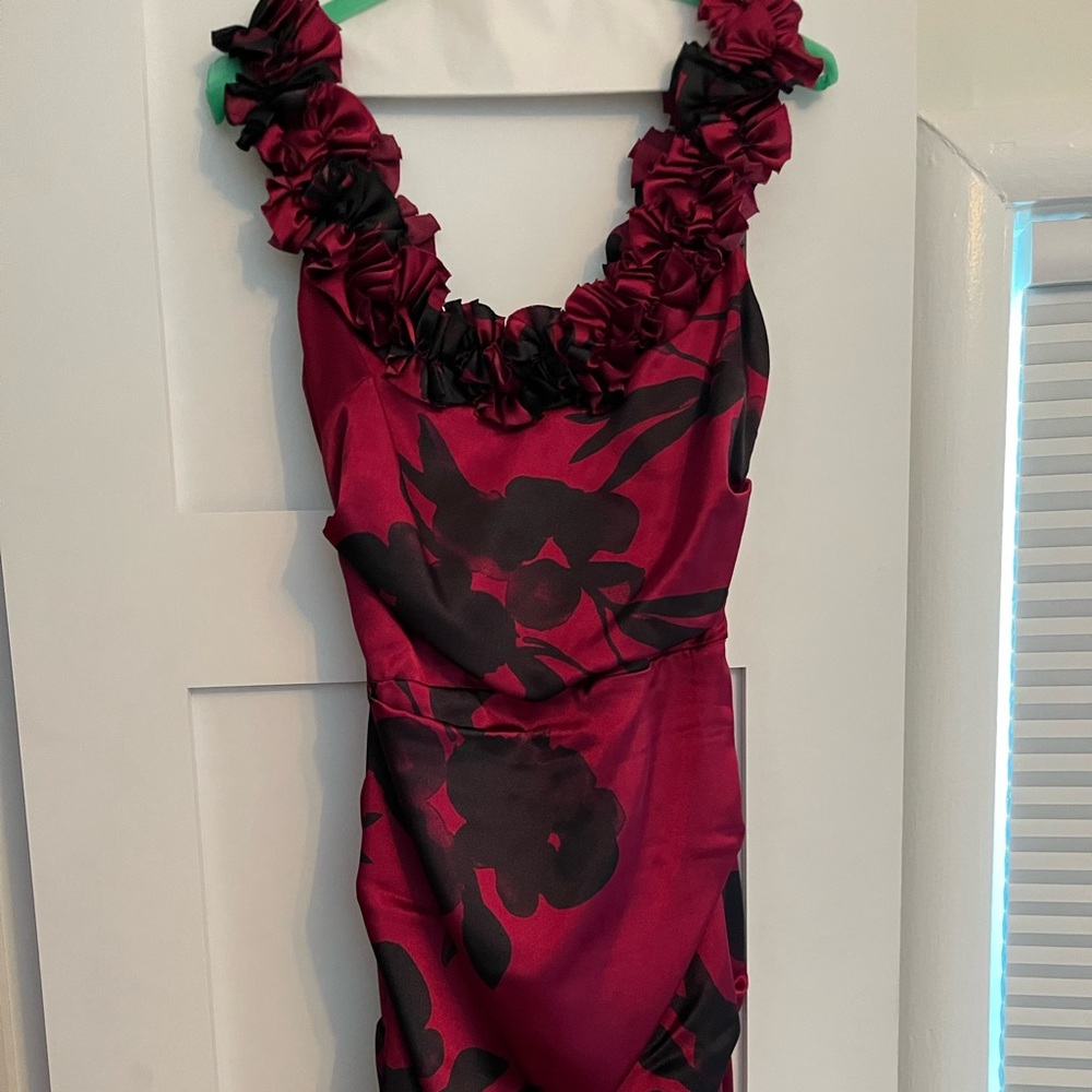 Beautiful floral wine-coloured ruched dress. Flattering floral neckline.